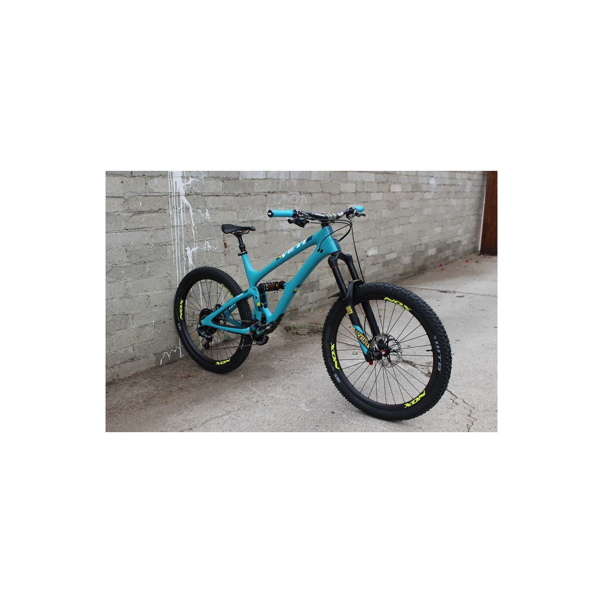 Puños Odi Elite Pro lock-on Edición YETI Cycles