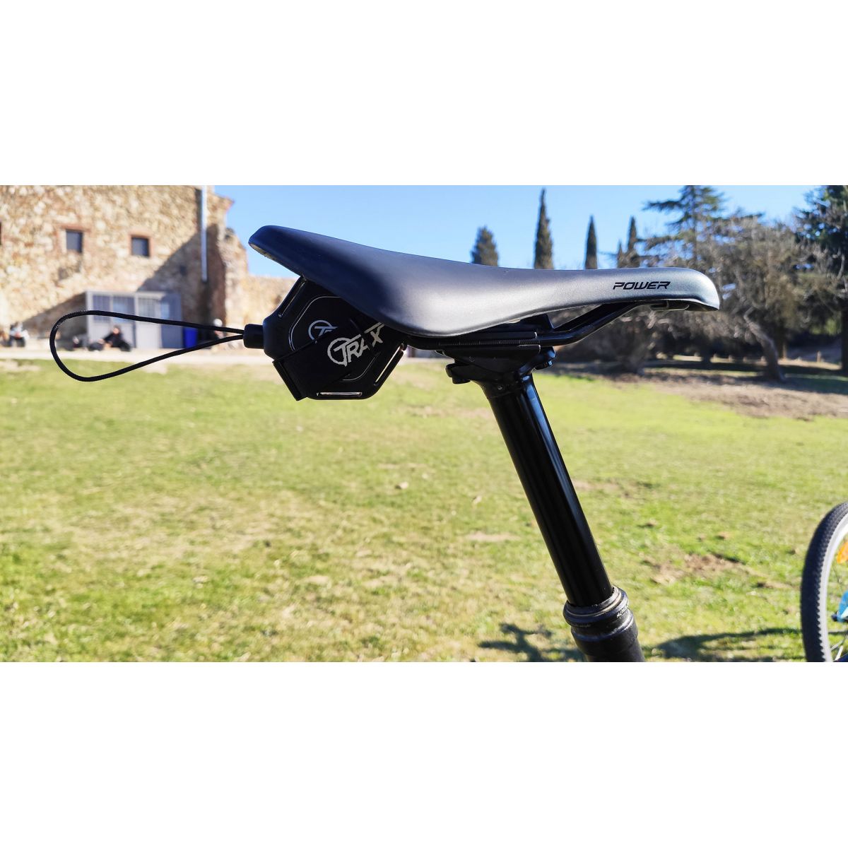 Remolcador de bicicletas Trax MTB Pro instalado en el sillín