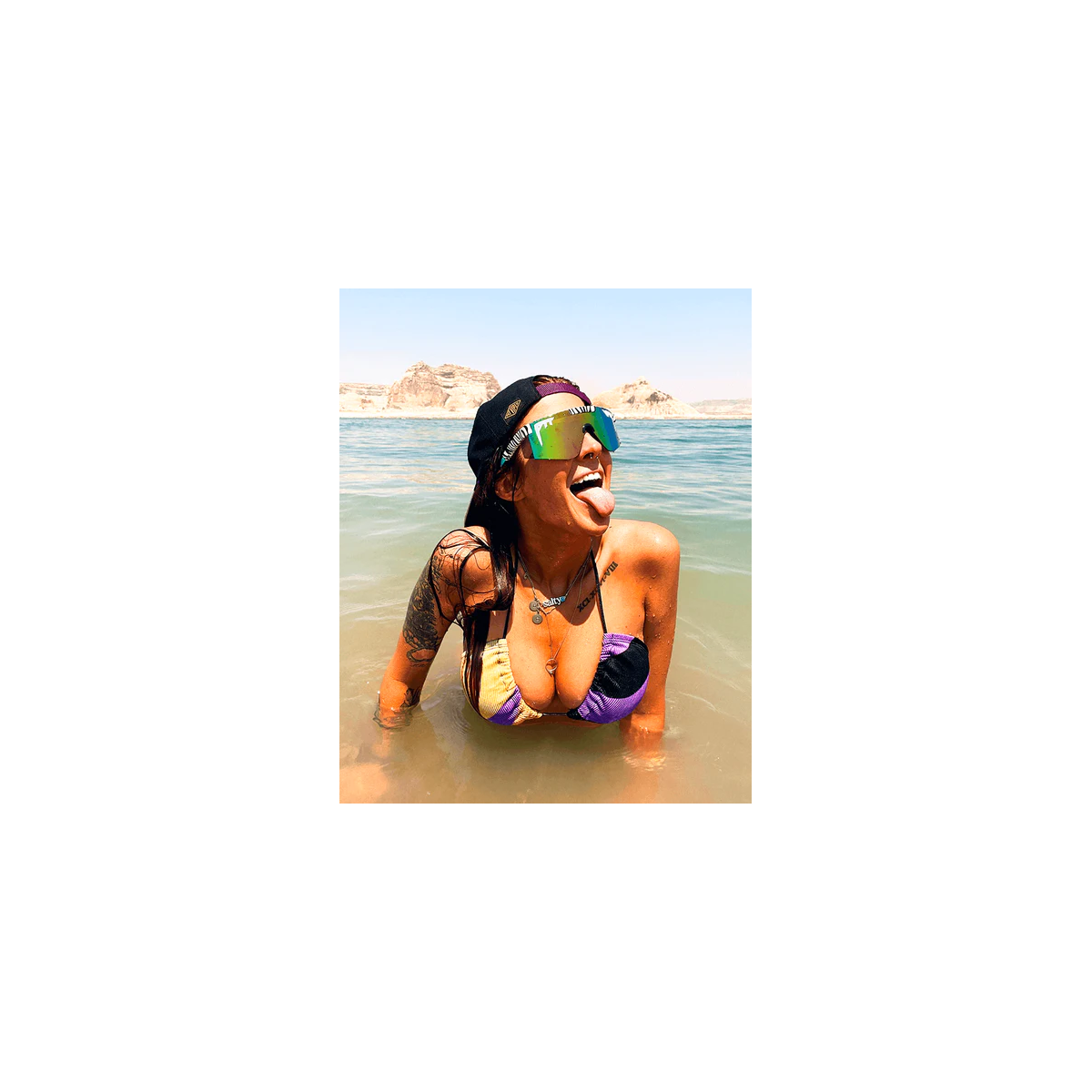 chica con tetas y Gafas de sol Pit Viper The 2000s - The Herbivore - zebra
