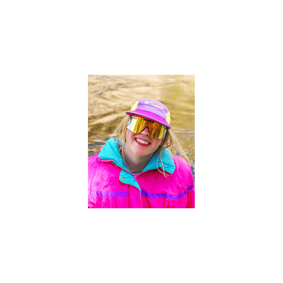 otra chica con Gafas de sol Pit Viper The 2000s - The Monster Bull Polarizadas  con lente dorada polarizada
