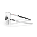 vista lateral de Gafas Oakley Sutro Lite con lente transparente Fotocromática | montura Blanco mate 946346