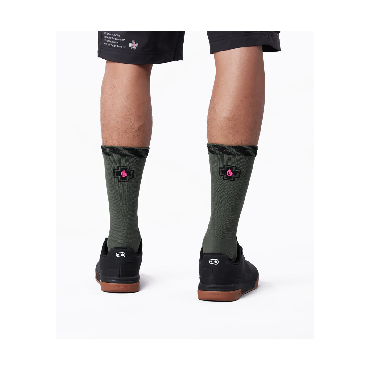 vista trasera de Calcetines MTB de bicicleta Muc-Off técnicos color verde