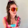 Una mujer llevando Gafas Pit Viper The Slammin elliptical