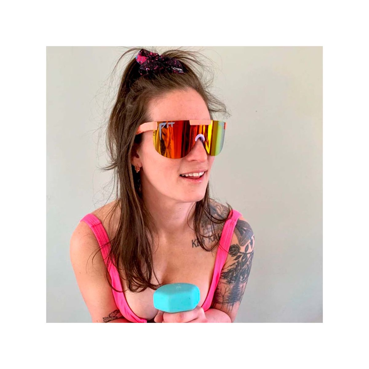 Una mujer llevando Gafas Pit Viper The Slammin elliptical