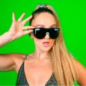 chica con Gafas de sol Pit Viper The Thundermint elliptical con cristal ahumado en color negro y azul