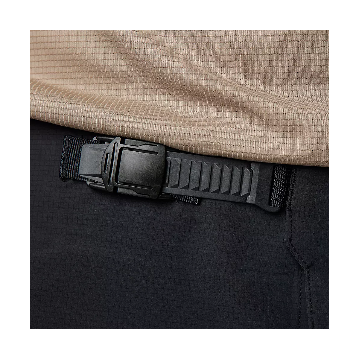 cierre de hebilla de Pantalón corto Fox Flexair Ascent en color negro con badana extraible de tallaje estrecho 30652-001