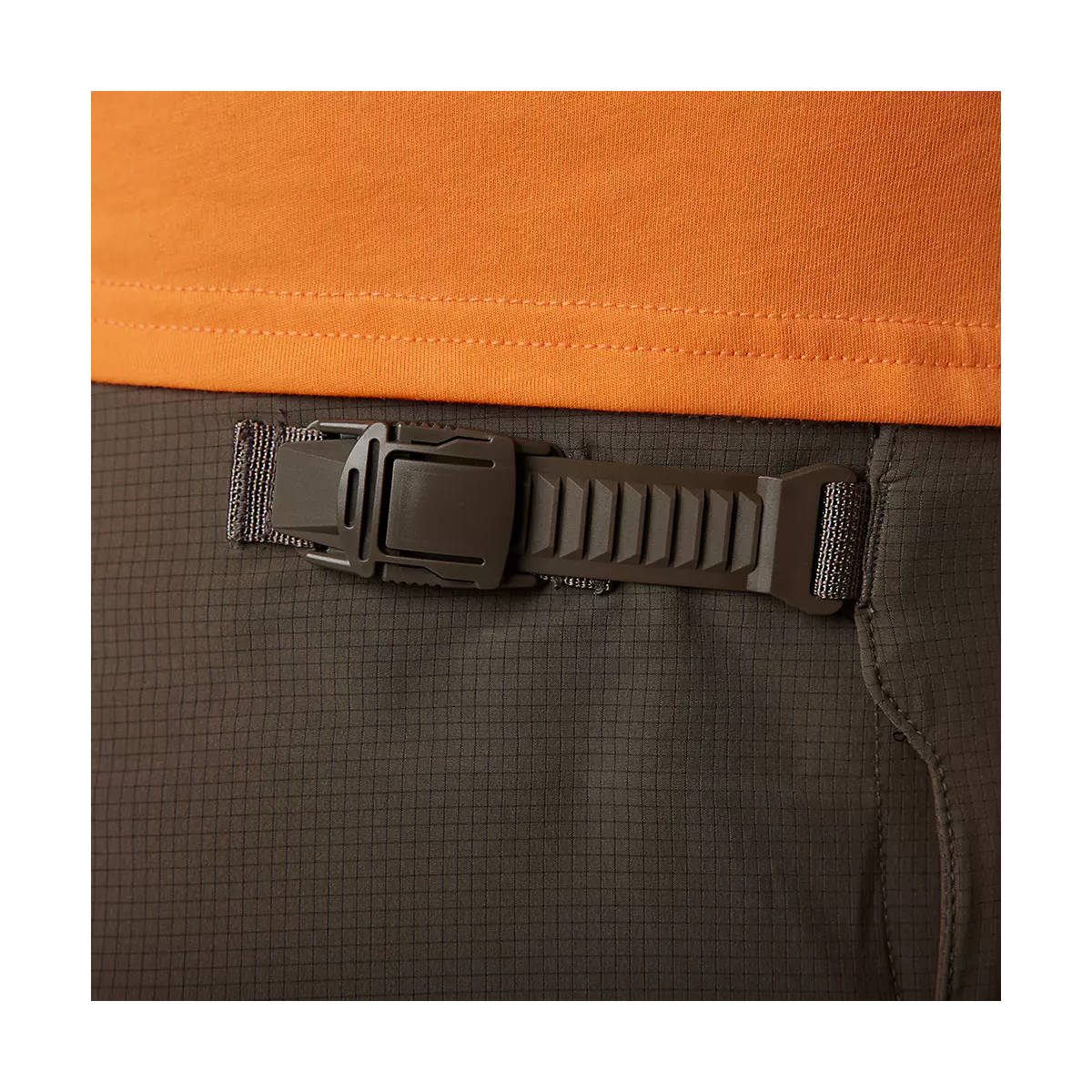 hebillad del Pantalón corto Fox Flexair Ascent en color negro con badana extraible de tallaje estrecho 30652-117