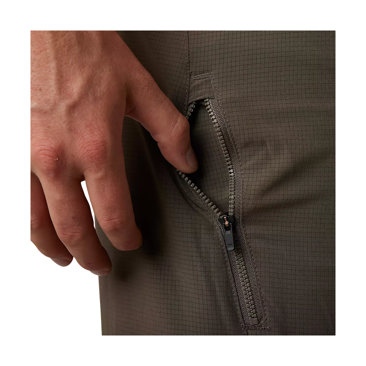 bolsillo del Pantalón corto Fox Flexair Ascent en color negro con badana extraible de tallaje estrecho 30652-117