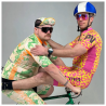 dos señores con Gafas Pit Viper The Try Hard The Son of Beach en bicicleta
