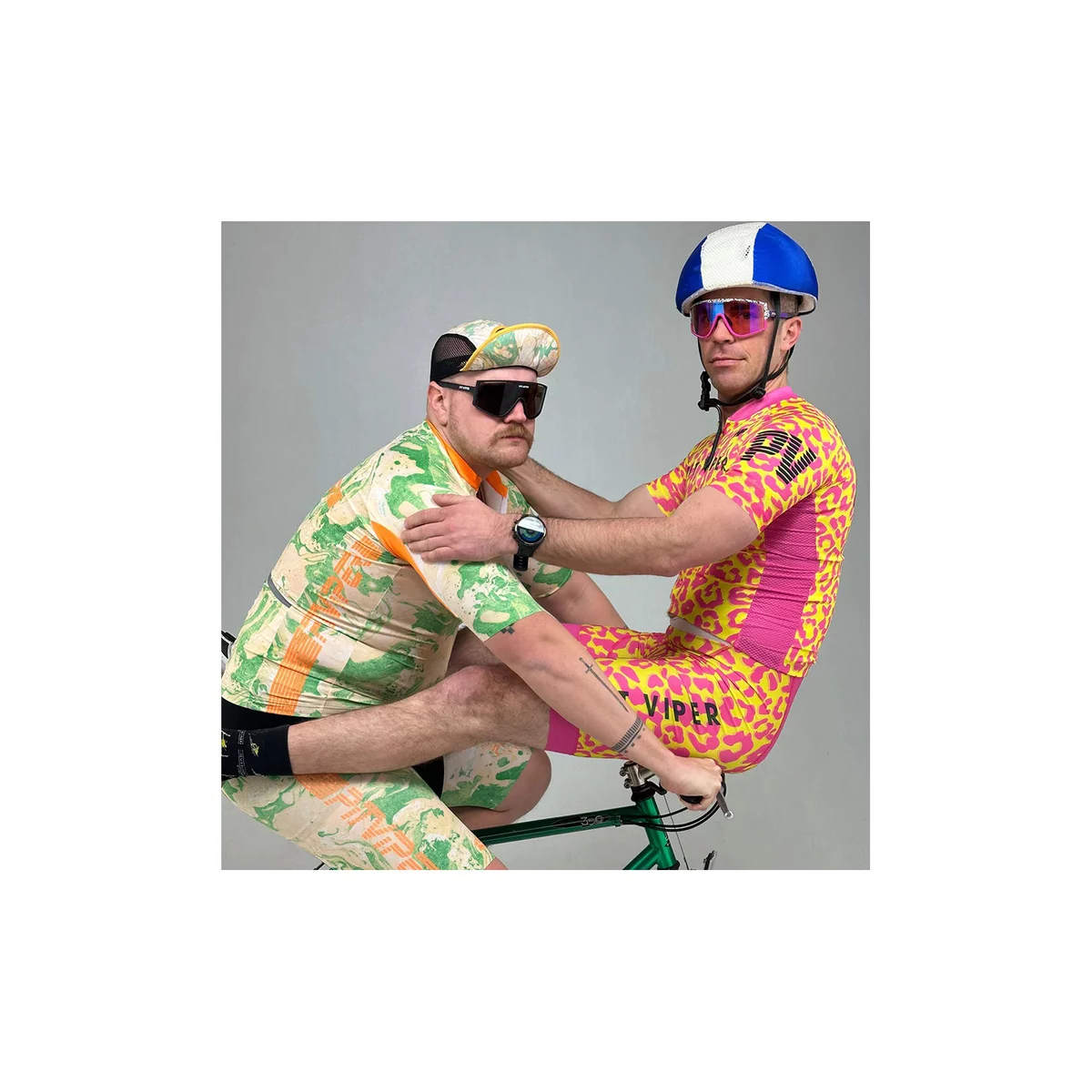 dos señores con Gafas Pit Viper The Try Hard The Son of Beach en bicicleta