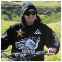 señor en moto con las Gafas de sol para ciclismo o mtb Pit Viper The Try Hard The Standard en color negro