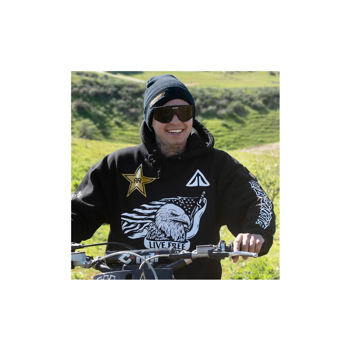 señor en moto con las Gafas de sol para ciclismo o mtb Pit Viper The Try Hard The Standard en color negro