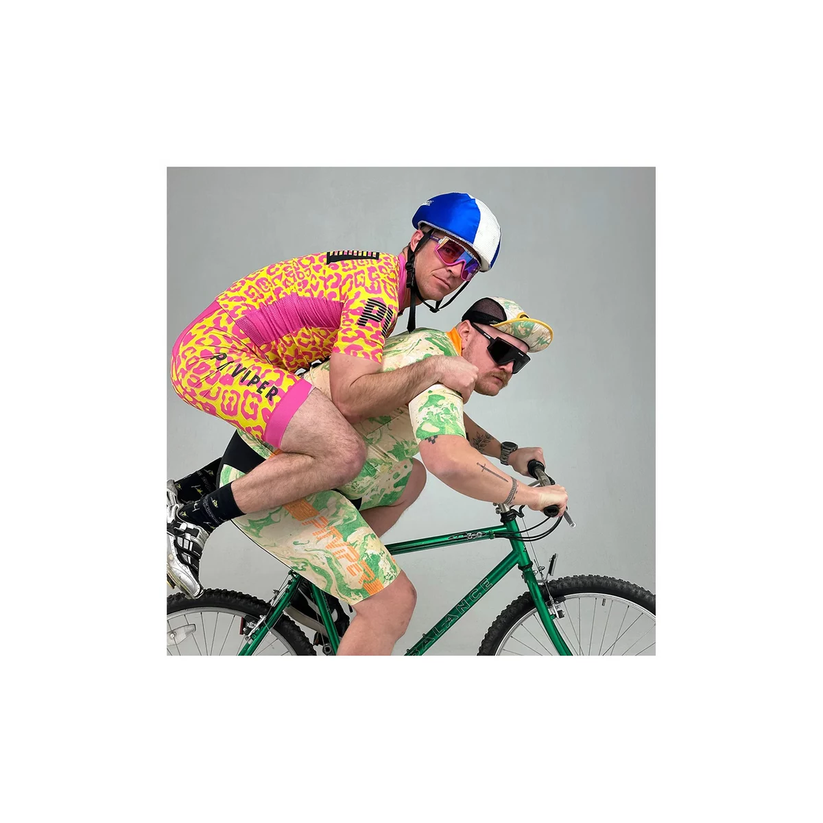 2 señores con las Gafas de sol para ciclismo o mtb Pit Viper The Try Hard The Standard en color negro