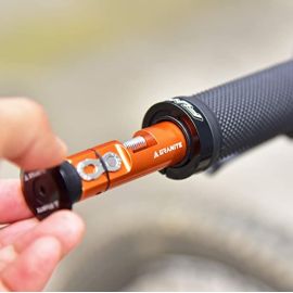 Tronchacadenas de bicicleta GRANITE STASH oculto en manillar de mtb en color naranja