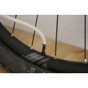 Introducir tubeless por la válvula de la bicicleta con la jeringuilla de Restless Bike