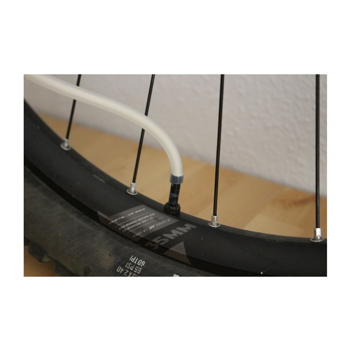 Introducir tubeless por la válvula de la bicicleta con la jeringuilla de Restless Bike