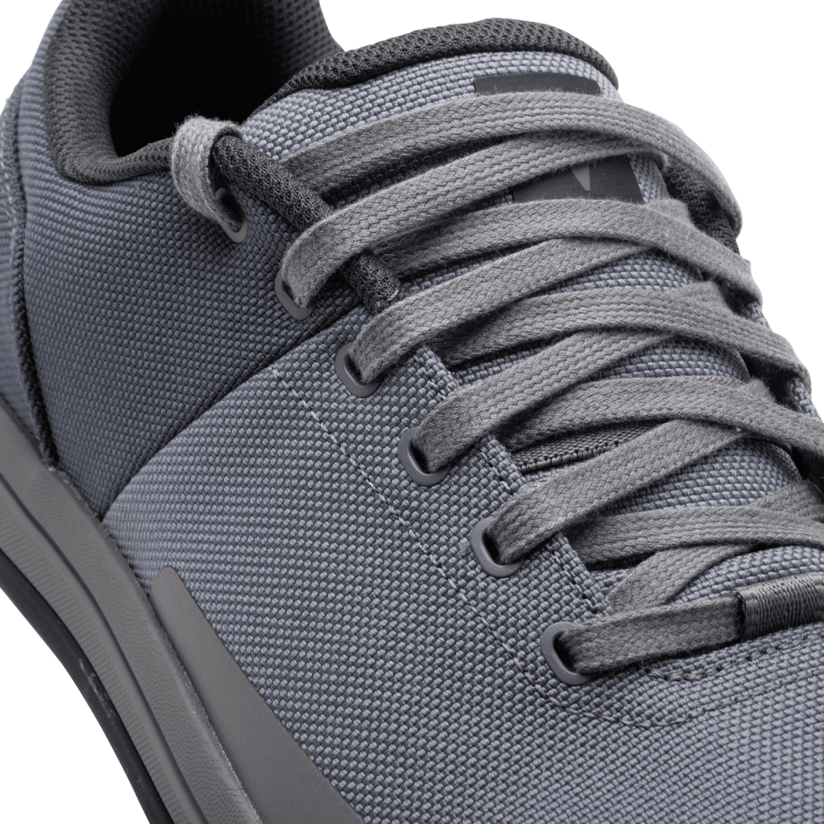 detalle de los cordones de las Zapatillas para pedal de plataforma de enduro FOX Canvas color gris 29860
