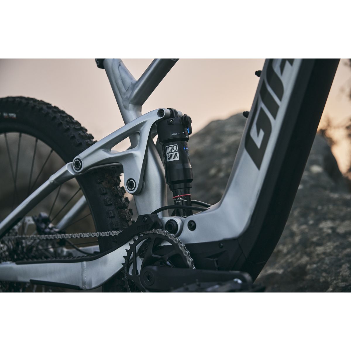 Sistema de suspensión flexpoint de la giant stance e+ pro 2023