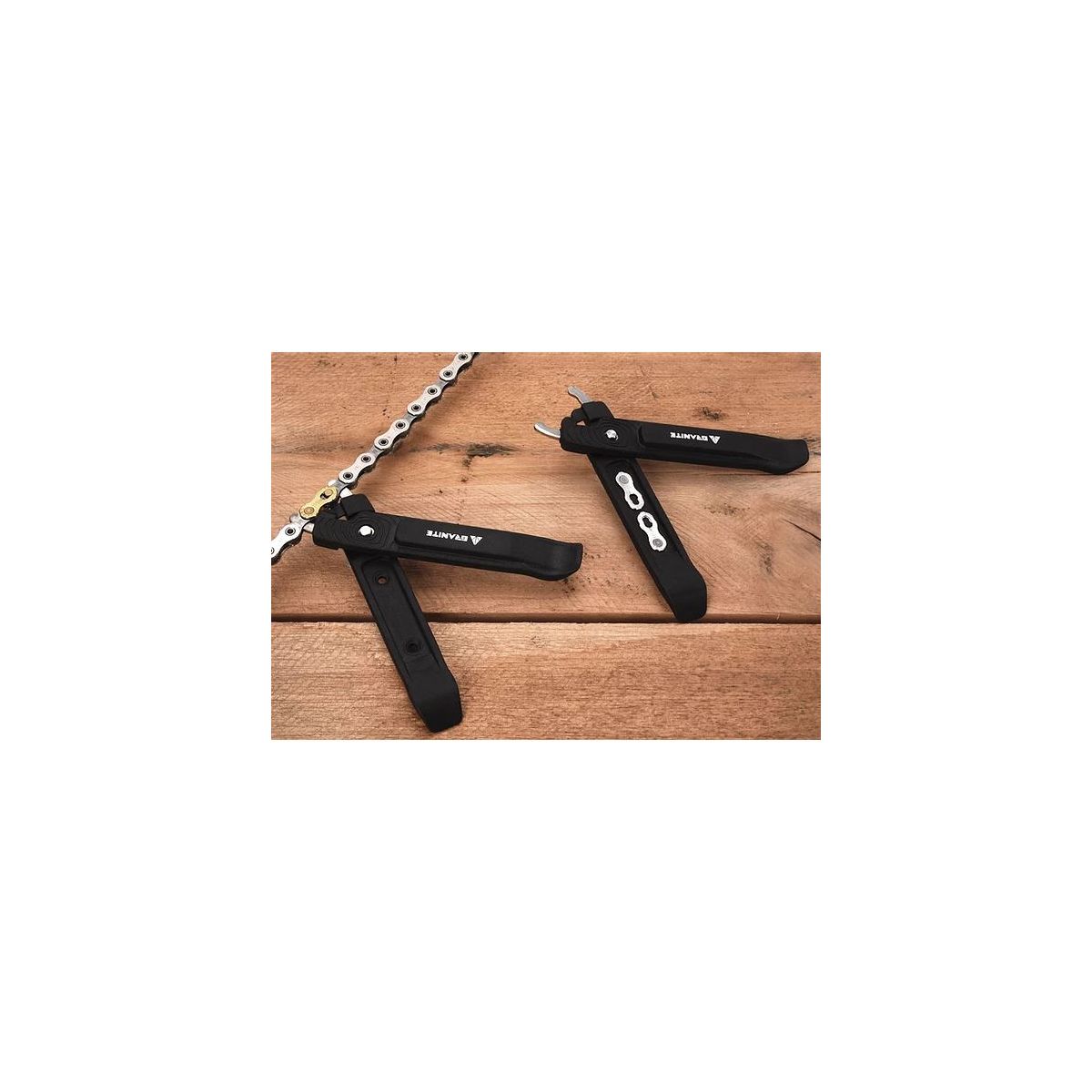 Los desmontables Granite Talon. 2x1 para cubierta de bicicleta se juntan para formar una herramienta para quick link
