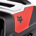 detalle del logo del Casco de enduro Fox Dropframe Pro blanco, negro y rojo 31460-018