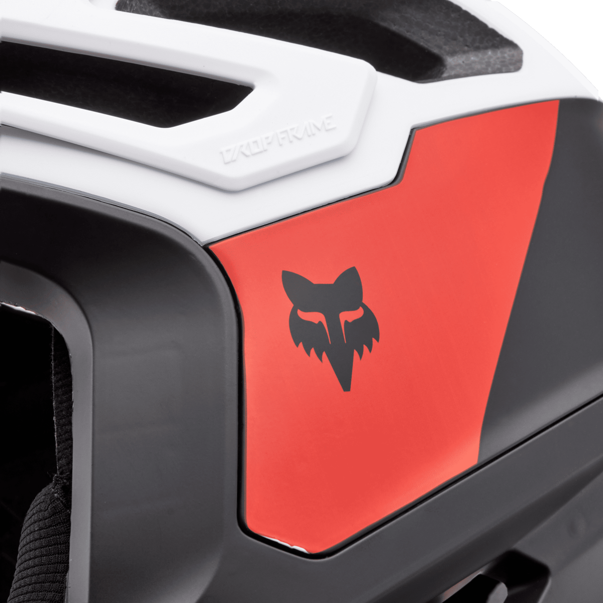 detalle del logo del Casco de enduro Fox Dropframe Pro blanco, negro y rojo 31460-018