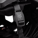 detalle del cierre fidlock del Casco de enduro Fox Dropframe Pro blanco, negro y rojo 31460-018