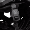 detalle del cierre fidlock del Casco de enduro Fox Dropframe Pro blanco, negro y rojo 31460-018