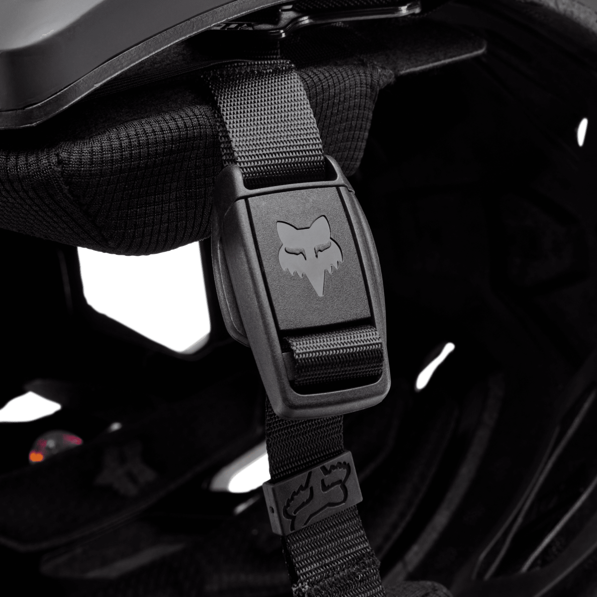 detalle del cierre fidlock del Casco de enduro Fox Dropframe Pro blanco, negro y rojo 31460-018