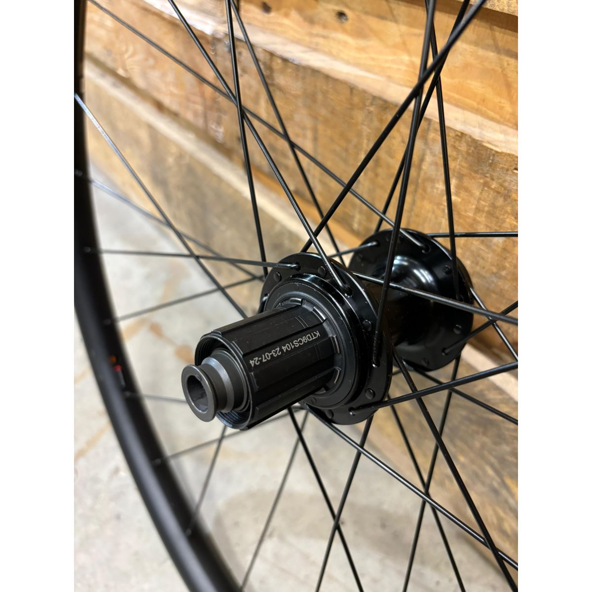 Rueda trasera de 29" Giant GE 30 con buje de 12x148 y 28 agujeros.