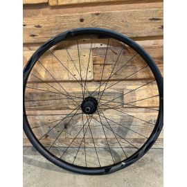 Rueda trasera de 29" Giant GE 30 con buje de 12x148 y 28 agujeros.