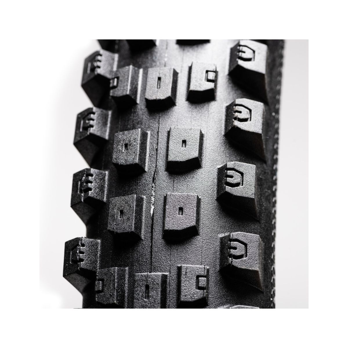 detalle de los tacos de la Cubierta de enduro Goodyear Wrangler MTF Enduro 29"x2.60 TLC delantera