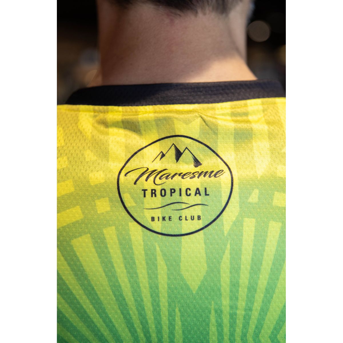 DETALLE DE CUELLO DE Camiseta manga Larga The Bike Village Tropical Enduro Descenso