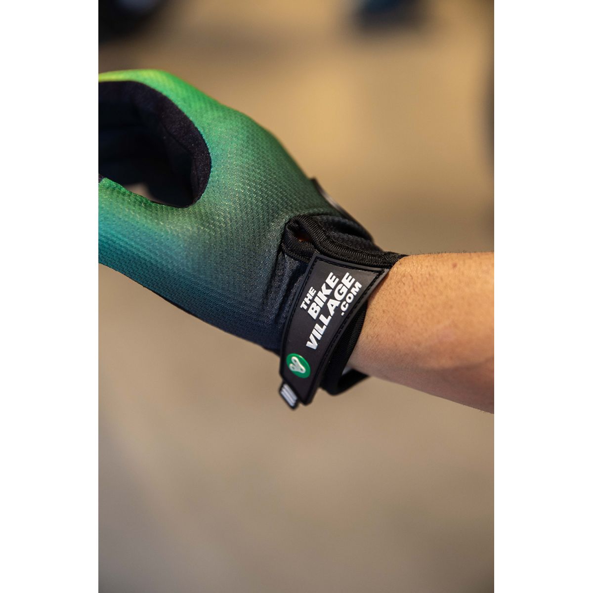 detalle de los Guantes The Bike Village Tropical Enduro