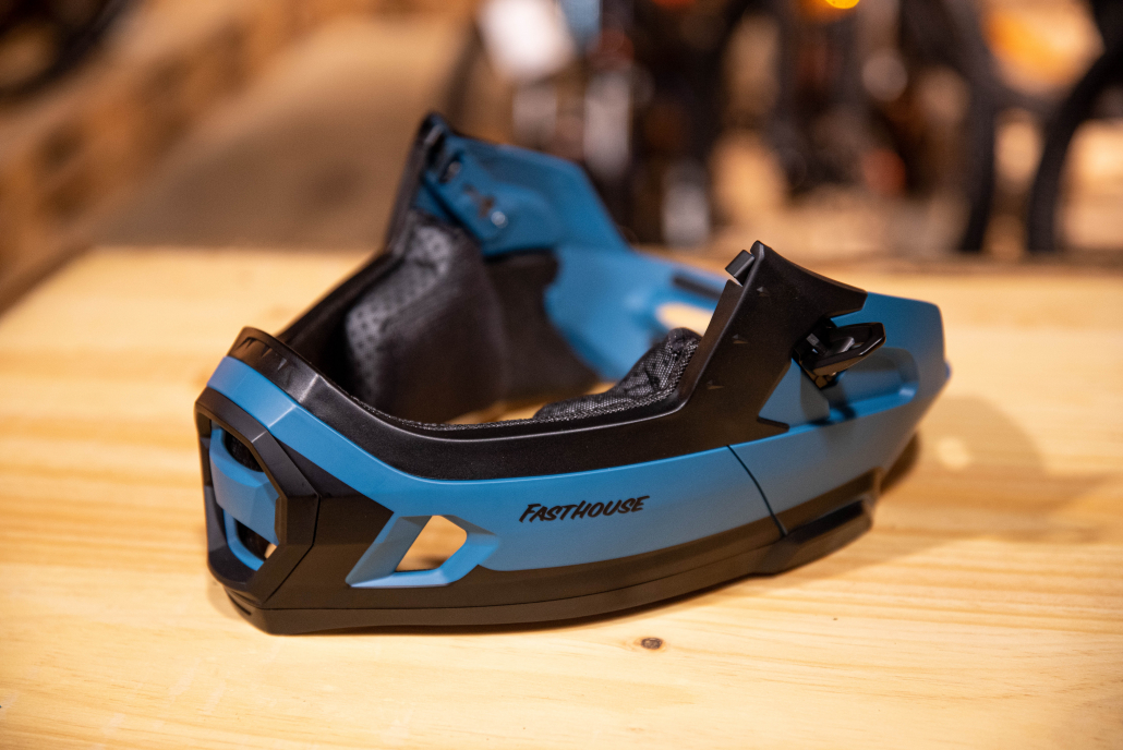 bell super dh mentonera