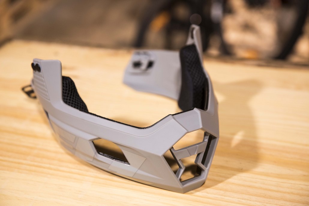 bell super air R 2020 MENTONERA