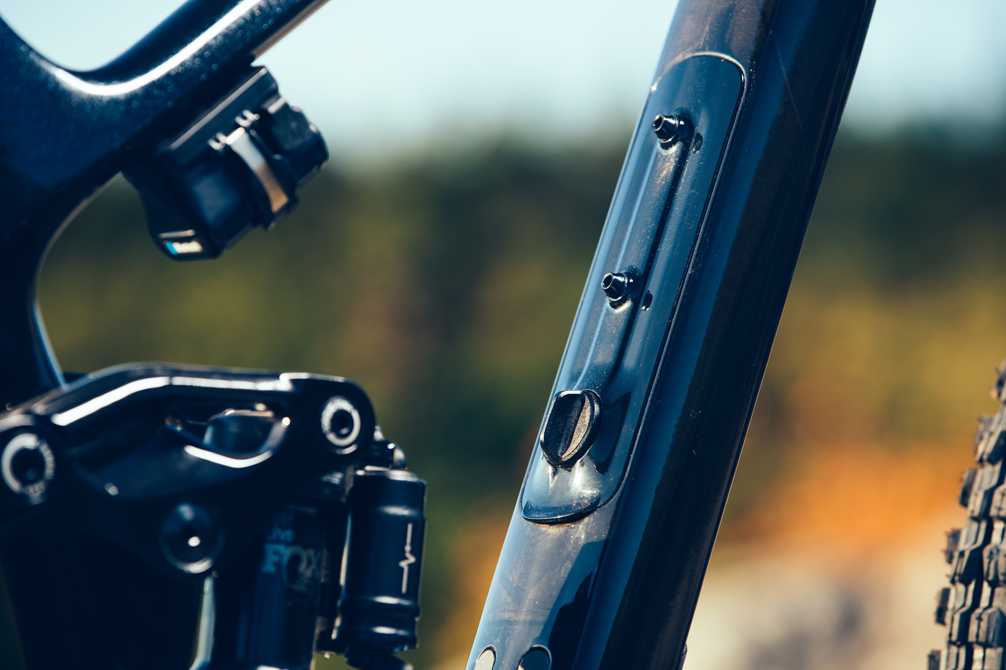 Imágen de detalle del downtube storage de la bicicleta Giant Trance Advanced 29" 2022 1