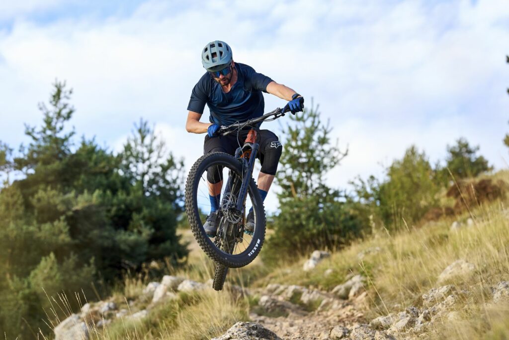 Imágen de Giant con rider montando la nueva Trance X E+1 2022
