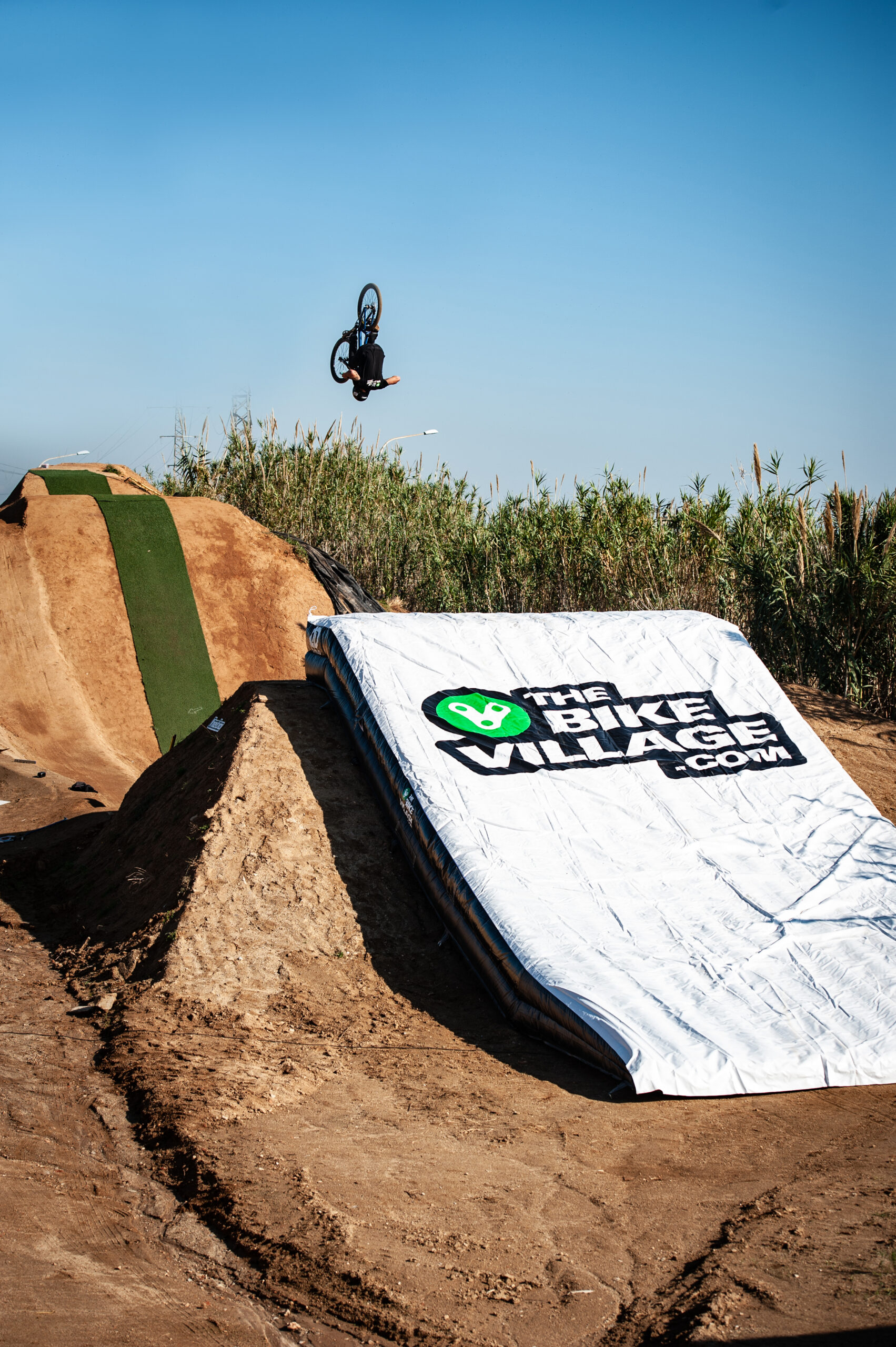 Imágen Óscar Medina haciendo un back flip en el The Bike Village Airbag