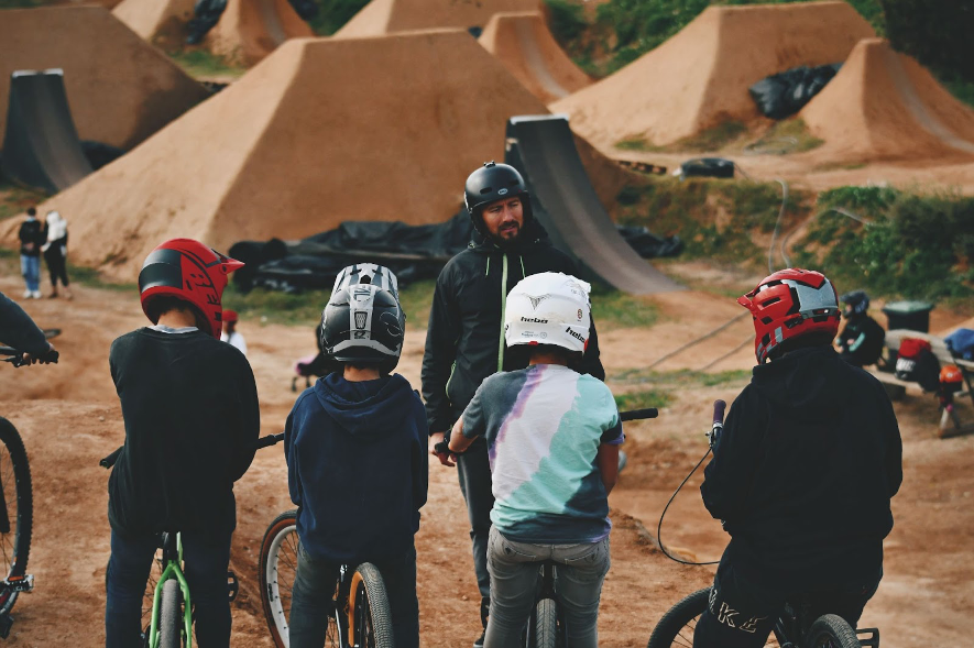 Imágen de Óscar Medina realizando la Master Class de Back Flips con chicos de La Poma Bike Park