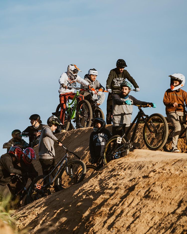 Imágen Cristóbal Batlle de los riders esperando a tirar trucos por la Hebo Bike Big Bertha