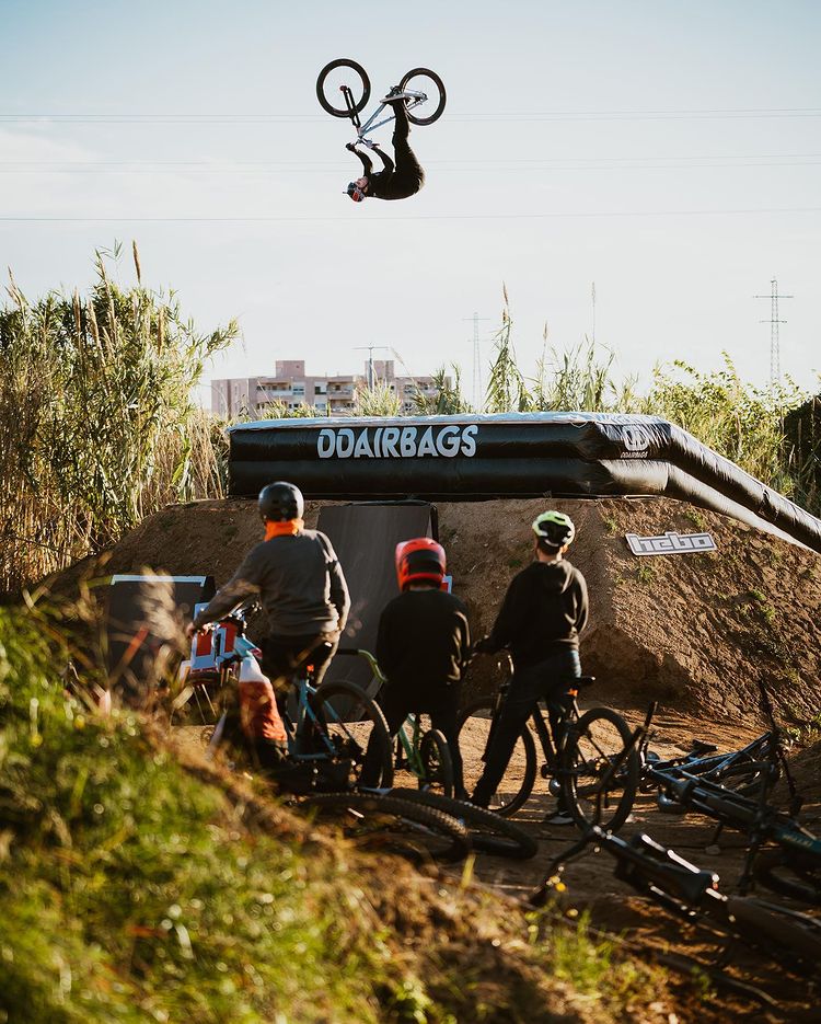 Imágen de Cristóbal Batlle de un rider realizando un Back Flip en la The Airbag Party