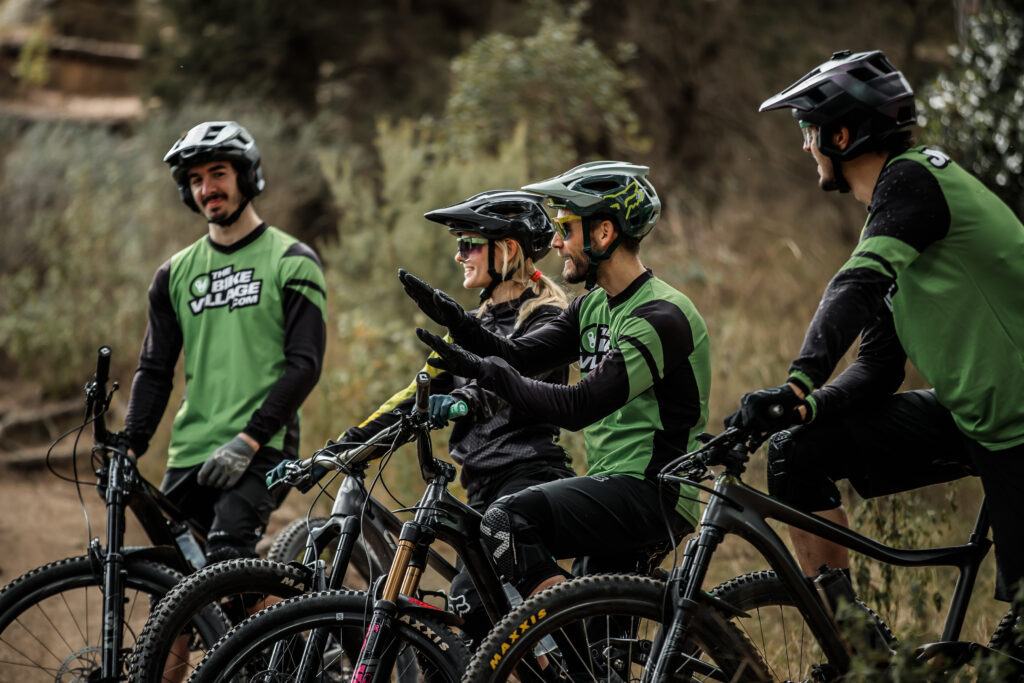 Imágen de los miembros del team de the bike village en una salida endurera por los trails del maresme tropical