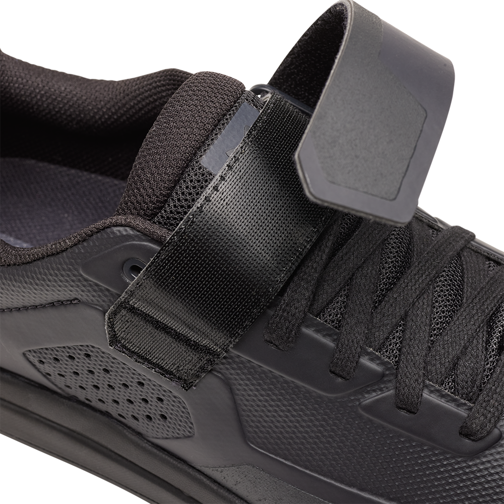 Sistema de cierre de cordones y velcro de las nuevas zapatillas FOX UNION en color negro