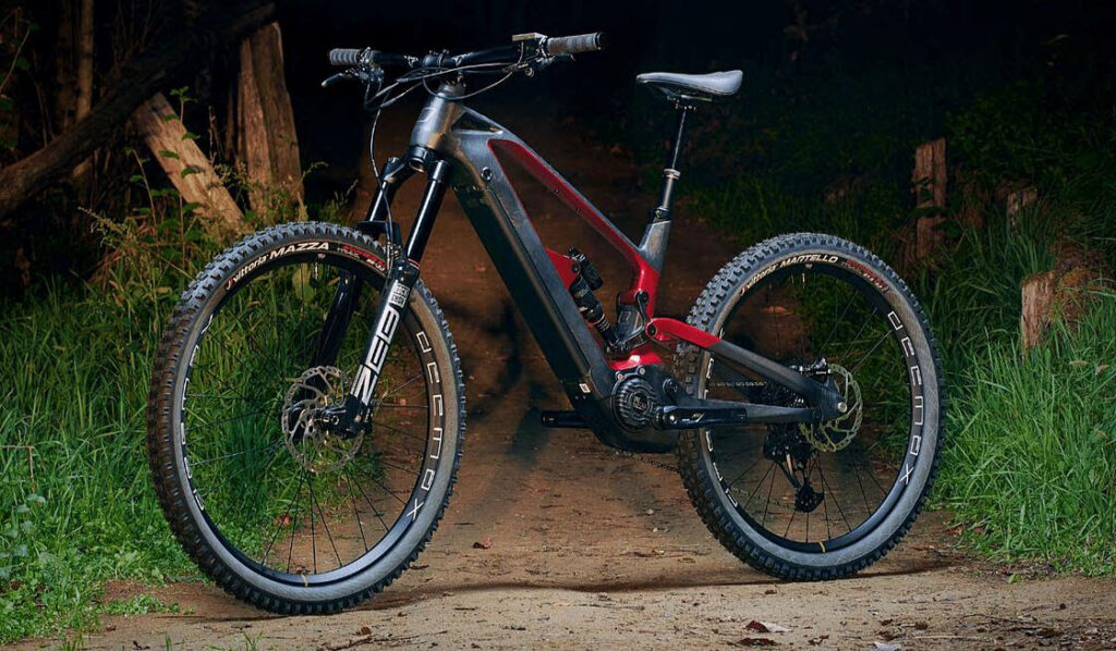 ebike de enduro Olympia Hammer de carbono color rojo y negro